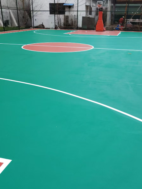 育才镇 球场长期使用易出现地面开裂